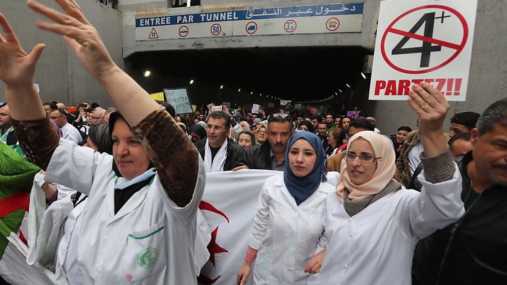 Ärztinnen und Ärzte in Algier protestieren gegen eine Verlängerung der vierten Amtszeit von Präsident Bouteflika.