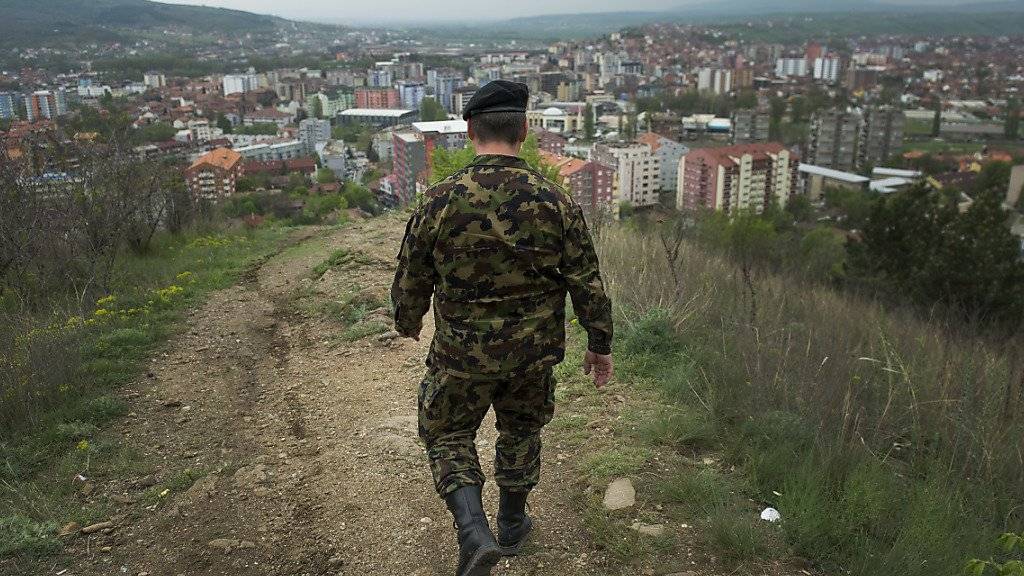 Der Bundesrat will den Einsatz der Swisscoy im Kosovo verlängern, aber den Maximalbestand reduzieren. (Archiv)