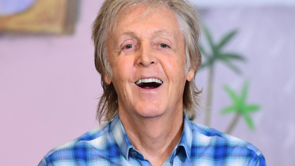 ARCHIV - Paul McCartney, Musiker aus Großbritannien, lacht bei der Vorstellung seines Kinderbuchs «Hey Grandude» im Buchladen Waterstones Piccadilly. Foto: Ian West/PA Wire/dpa
