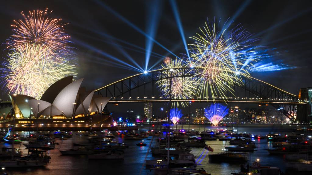 Während der Silvesterfeierlichkeiten am Mrs. Macquarie's Point in Sydney war um 21 Uhr das Feuerwerk «Calling Country» über dem Hafen von Sydney zu sehen. Foto: Dan Himbrechts/AAP/dpa