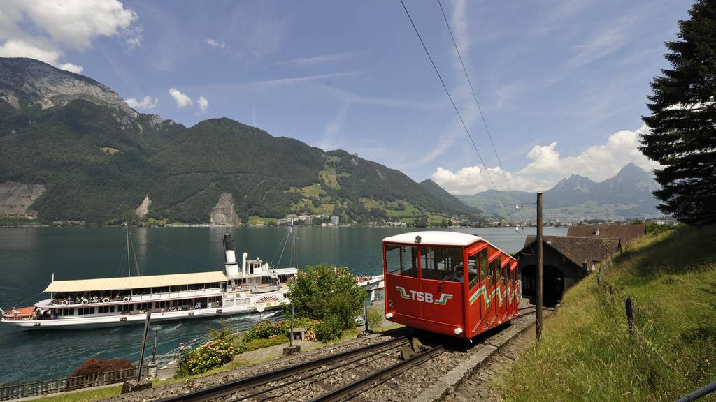 Sommertellpass  - Unterwegs mit Dampfschiff und Standseilbahn