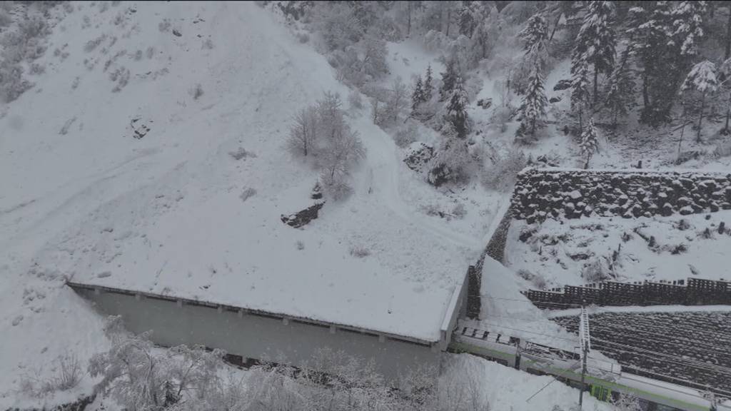 Zug-Entgleisung wegen Lawine in Goppenstein