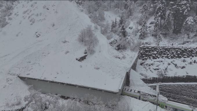 Zug-Entgleisung wegen Lawine in Goppenstein