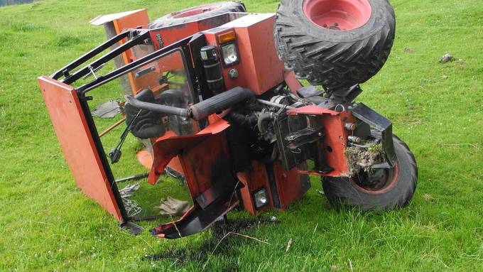 Traktor überschlagen – 90-Jähriger schwer verletzt