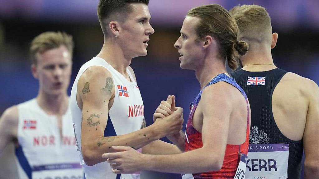 Jakob Ingebrigtsen (links) muss dem Amerikaner Cole Hocker zum Sieg gratulieren