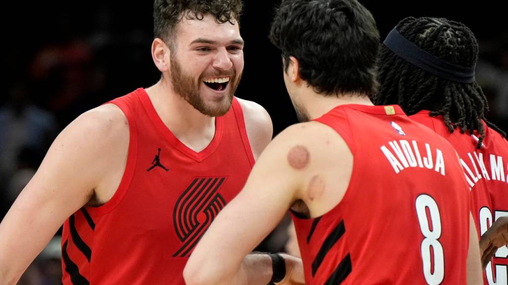 Deni Avdija (rechts) sichert Portland mit 41 Punkten einen Playoff-Platz