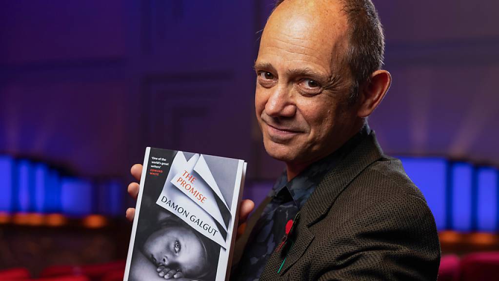 Damon Galgut, Schriftsteller aus Südafrika, hält bei der Verleihung des Booker Prize sein Buch «The Promise» hoch.