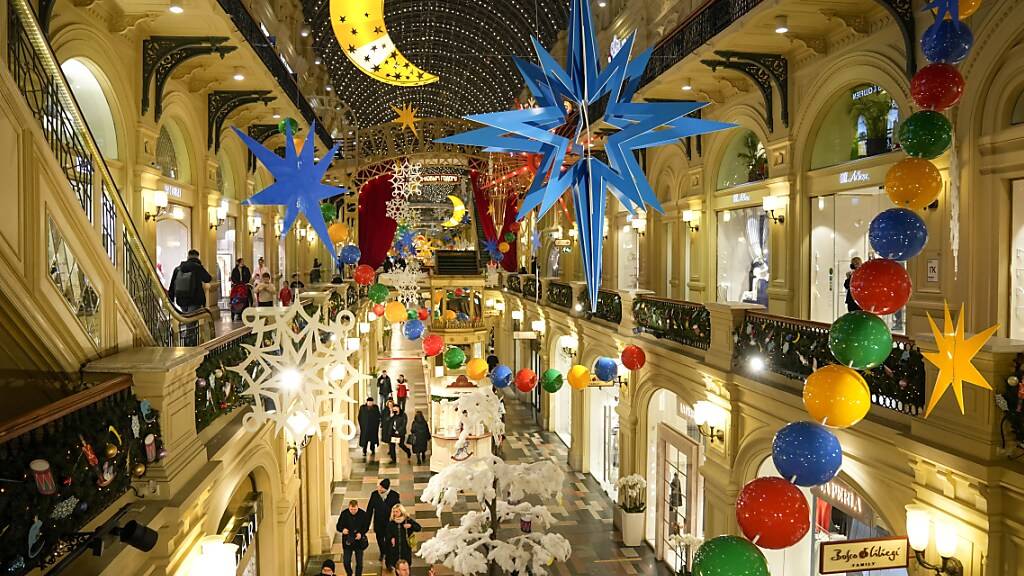 Blick in ein weihnachtlich geschmücktes Kaufhaus in Moskau. Foto: Alexander Zemlianichenko/AP/dpa