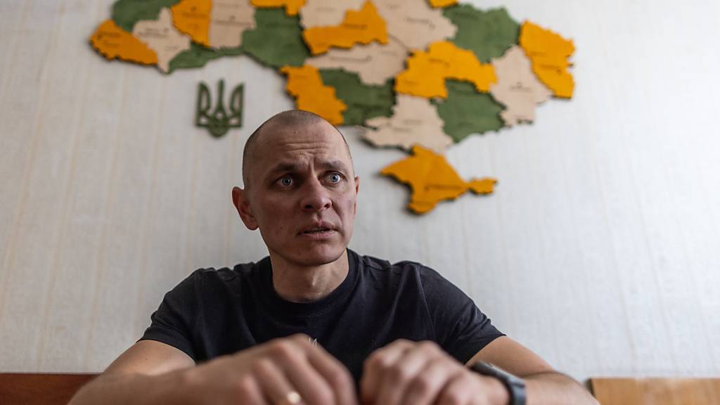 Dmytro Orlow, der Bürgermeister der von russischen Soldaten besetzten ukrainischen Kraftwerksstadt Enerhodar sitzt in seinem Büro in Saporischschja vor einer Karte der Ukraine. Foto: Oliver Weiken/dpa