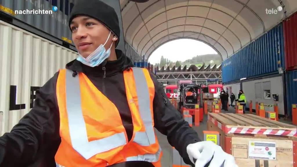 Angehende Gabelstaplerfahrer bereiten sich auf Prüfung vor