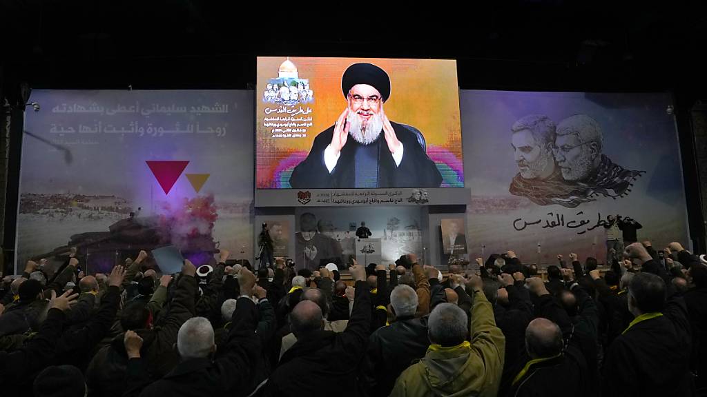 Sayyed Hassan Nasrallah, Hisbollah-Führer, grüßt seine Anhänger während einer Videoübertragung im Rahmen einer Zeremonie zum vierten Jahrestag der Ermordung des iranischen Quds-Truppengenerals Soleimani. Foto: Hassan Ammar/AP/dpa