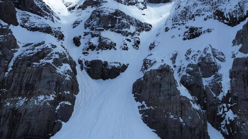 Der Skitourenfahrer wurde am Ende der Rinne tot aufgefunden. Gemäss einer Zeugenperson war er zuvor gestürzt.