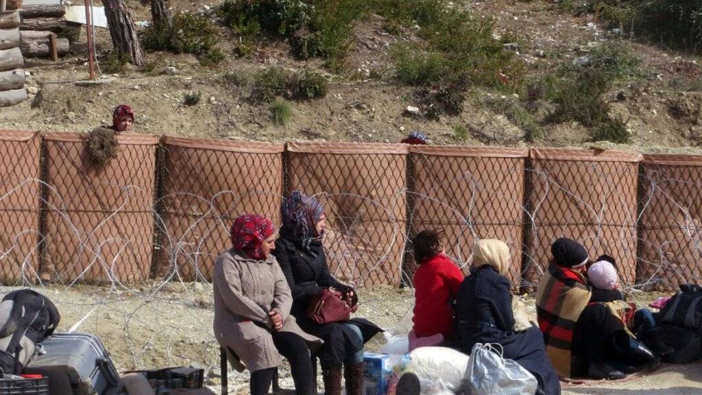 Syrische Flüchtlinge warten an einem Grenzübergang zur Türkei auf Einlass: Zehntausende fliehen derzeit vor den Kämpfen rund um Aleppo.