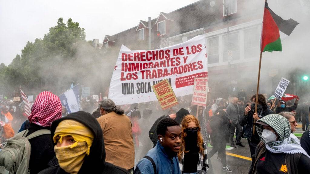 Demonstranten, die gegen Razzien der US-Einwanderungsbehörde U.S. Immigration  Customs Enforcement protestieren, marschieren durch San Franciscos Missionsviertel. Foto: Noah Berger/FR34727 AP/dpa