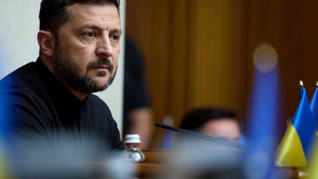 ARCHIV - Der ukrainische Präsident Wolodymyr Selenskyj nimmt an der Parlamentssitzung teil. Foto: Vadym Sarakhan/AP/dpa