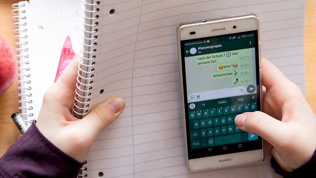 Schluss mit Handys: Die Rechtsregierung in Rom hat neue Richtlinien erlassen, die Smartphones an Schulen zukünftig verbieten sollen. Foto: Sven Hoppe/dpa