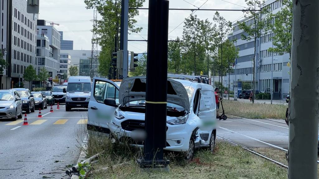 Tram und Auto kollidieren in Glattbrugg – Lenker muss aus Fahrzeug geschnitten werden