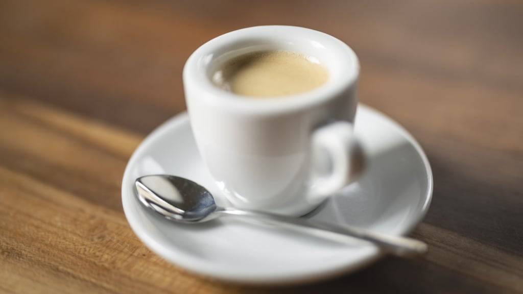 Die erste Tasse Kaffee am Morgen macht Kaffeetrinker laut einer Studie glücklich. (Symbolbild)
