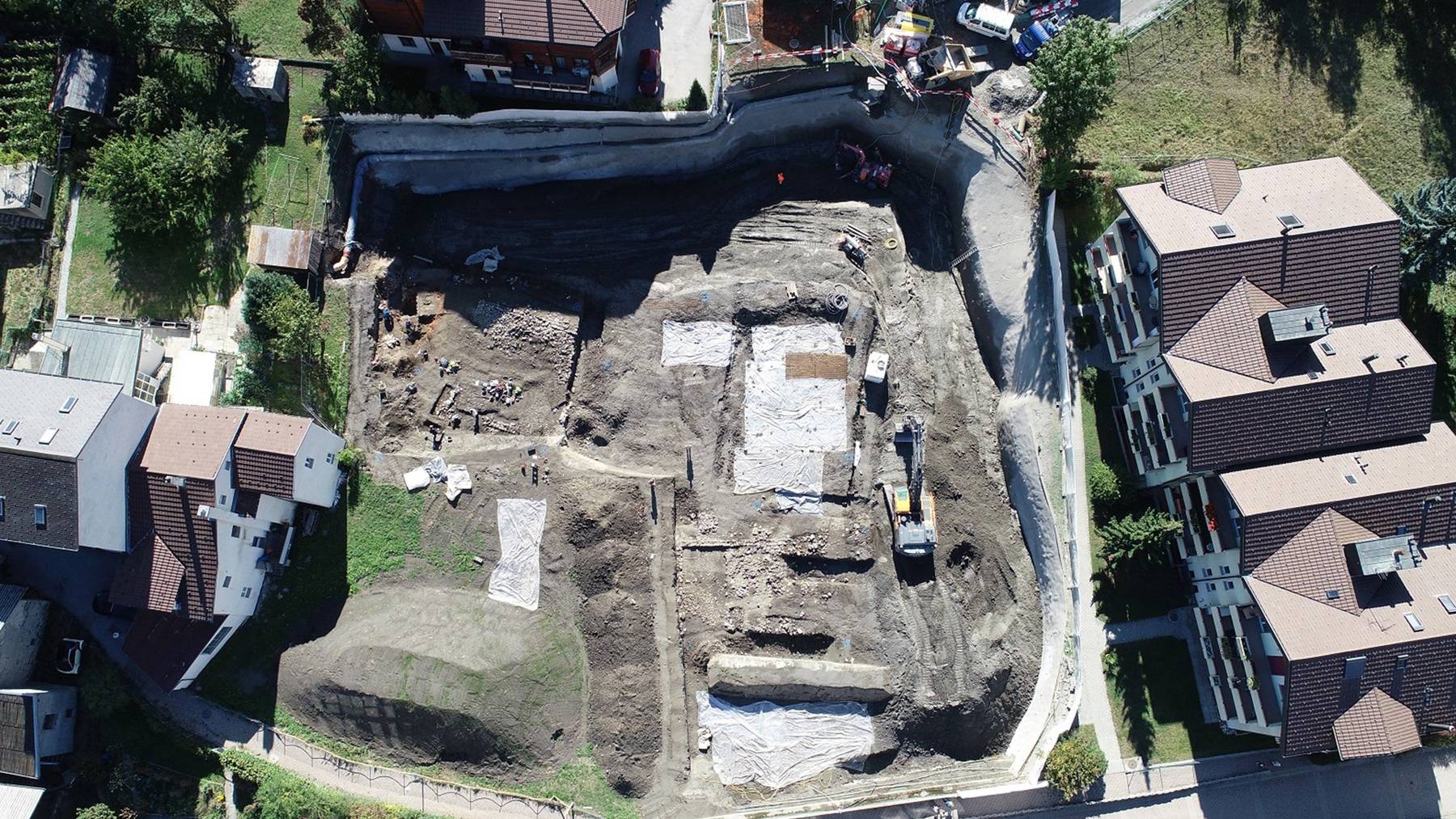 Übersicht über die archäologische Ausgrabung in Glis, die mehrere Gebäude aus der Römerzeit freigelegt hat,.