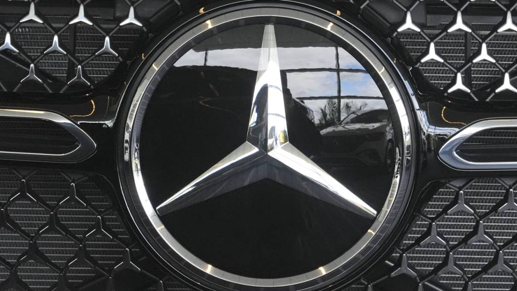 Mercedes-Benz hat im ersten Halbjahr weniger lukrative Top-Modelle verkauft, auch im wichtigen Markt China. (Archivbild)