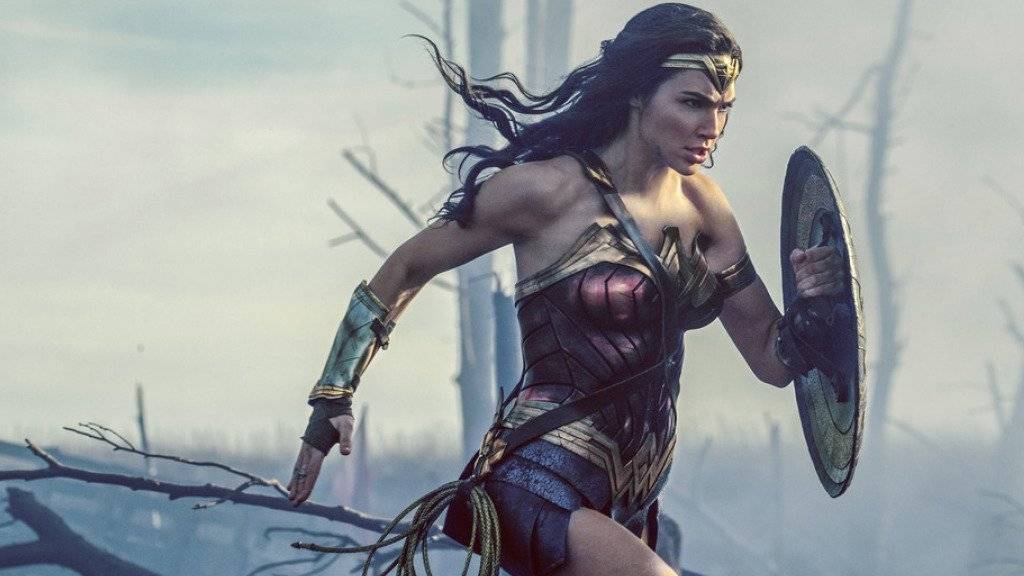 Gal Gadot in einer Szene von «Wonder Woman». Der Film hat am Wochenende vom 29. Juni bis 2. Juli 2017 in der Deutschschweiz erneut die Spitze der Kinocharts übernommen. (Archiv)