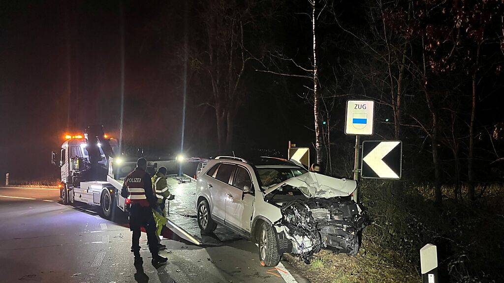 Autolenker fährt in Hünenberg ZG alkoholisiert in Baum