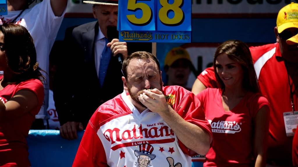 Der Champion Joey Chestnut beim Nathan's  International Hot-dog-Contest in New York.
