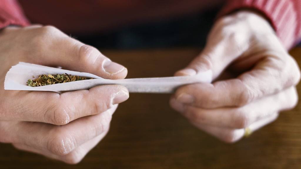 Zu Studienzwecken können in Luzern ausgewählte Personen legal Cannabis erwerben. (Symbolbild)