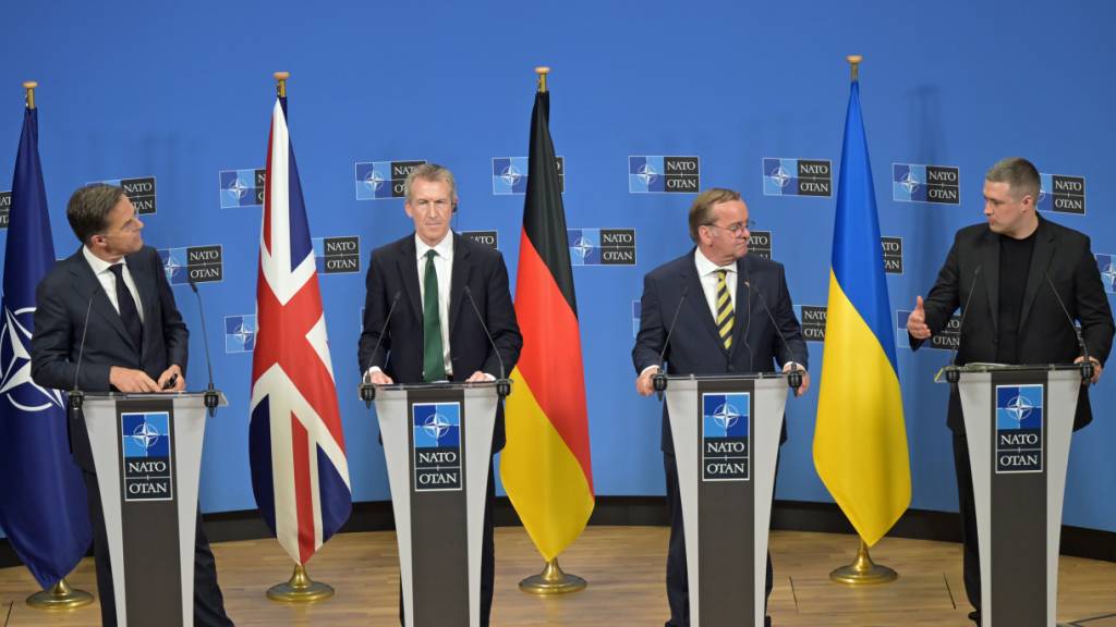 Mychajlo Fedorow (l-r), Verteidigungsminister der Ukraine, Boris Pistorius (SPD), Verteidigungsminister von Deutschland, Dan Jarvis, Verteidigungsminister von Großbritanniens, und Mark Rutte, Nato-Generalsekretär, geben eine Pressekonferenz. Foto: Malin Wunderlich/dpa