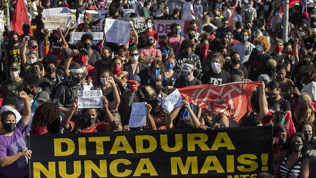 In Brasilien sind am Sonntag (Ortszeit) erneut zahlreiche Menschen gegen die Regierung von Jair Bolsonaro auf die Strasse gegangen und haben trotz der Ausbreitung des Coronavirus protestiert.