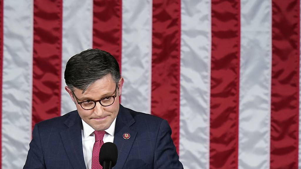 ARCHIV - Mike Johnson, Vorsitzender des US-Repräsentantenhauses, spricht vor Kongressmitgliedern im US-Kapitol. Foto: Alex Brandon/AP/dpa