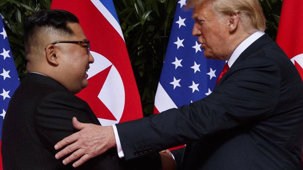 Nordkoreas Machthaber Kim Jong Un und US-Präsident Donald Trump begrüssen einander beim historischen Gipfel in Singapur.  (Foto: Evan Vucci/AP)