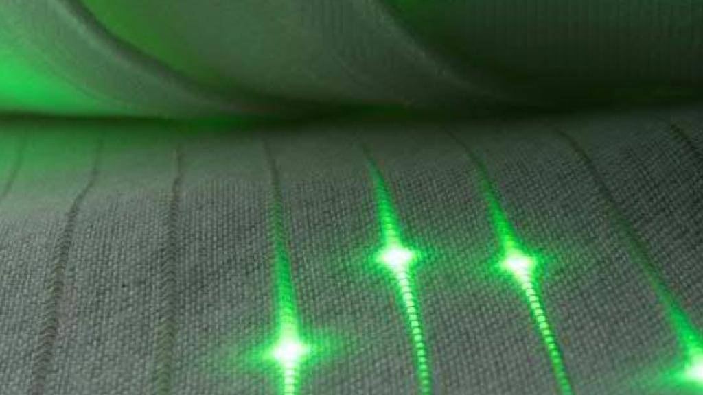 Gewebe der Zukunft: Dank eines neuen Fertigungsverfahrens lassen sich optoelektronische Bauteile in Textilien einweben.