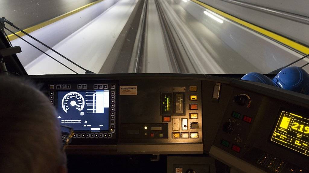 Viel neue Technik und gegen 3900 geschulte Bahnarbeiter sollen den Gotthardbasistunnel zum sichersten Bahntunnel der Welt machen. (Archivbild)