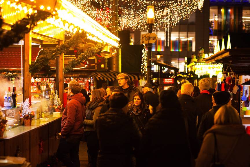 Beim Anstehen für den Glühwein kann es schon einmal zu üblen Flecken kommen. (Bild: iStock)