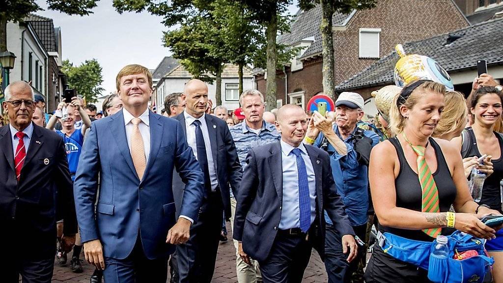 Der niederländische König Willem-Alexander (2. v.l.) marschiert voll motiviert beim Wander-Marathon mit.