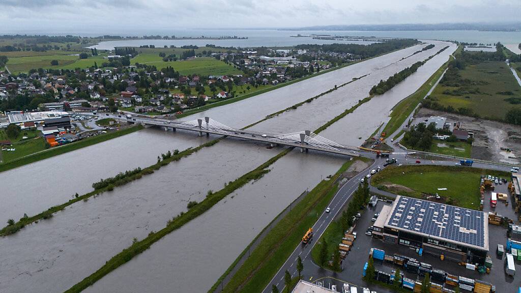 Die Rheinvorländer, Überlaufbecken bei Hochwasser des Rheins, sind vor der Mündung in den Bodensee bis zu den Aussendämmen gefüllt.