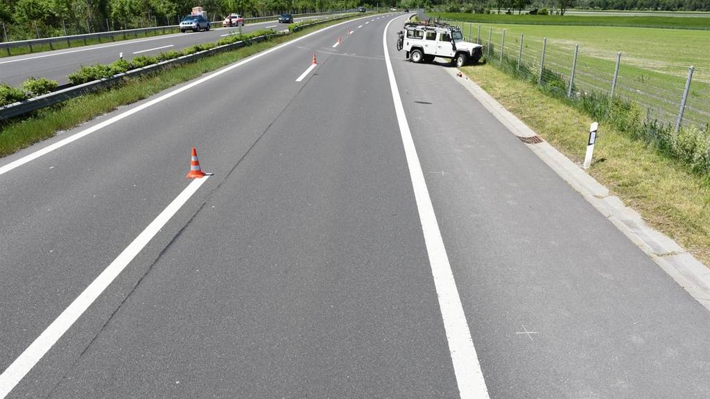 Auf der Autobahn A13 in Zizers hat am Freitag ein Fahrzeuglenker einen Teil seiner Ladung verloren. Eines der ihm folgenden Fahrzeuge geriet beim Versuch der verlorenen Ladung auszuweichen auf die Gegenfahrbahn.