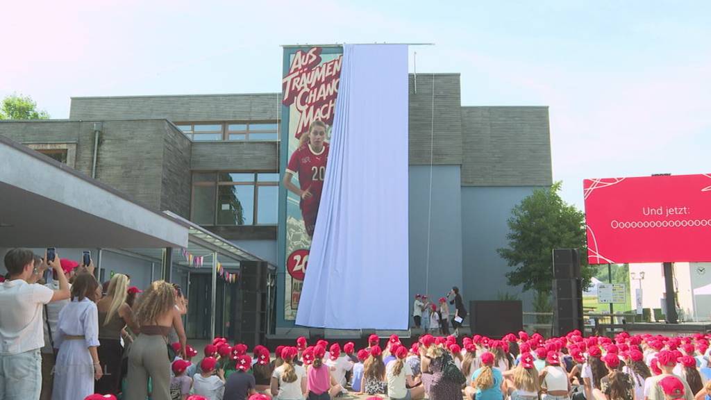 Riesiges Gemälde: Schule Muri ehrt zwei Nati-Spielerinnen