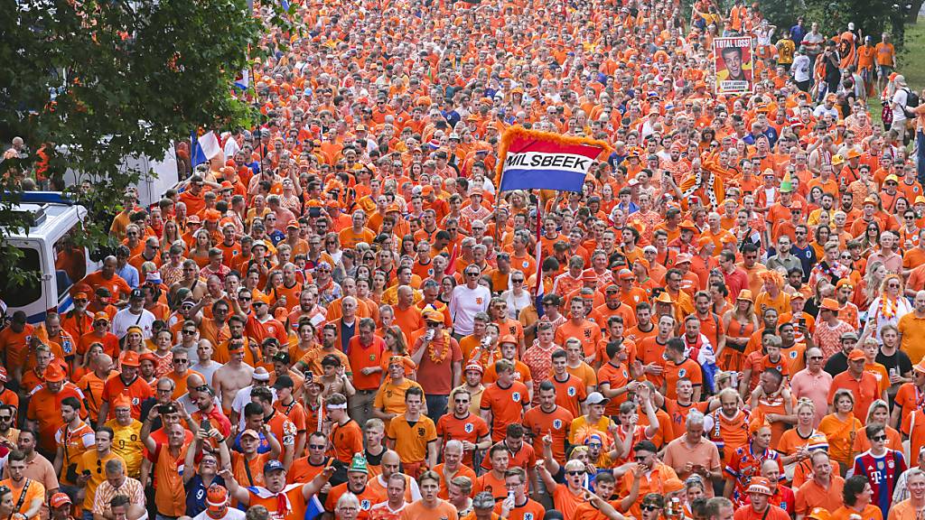 Die Fussball EM hat zu deutlich mehr Übernachtungen von ausländischen Gästen in Deutschland geführt. Im Bild zu sehen niederländische Fans vor dem Halbfinalspiel gegen England. (Archivbild)