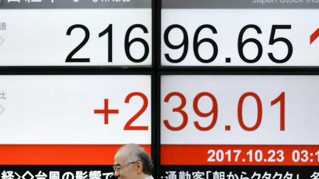 Anzeigetafel mit Börsenkursen in Tokio: Der Leitindex Nikkei markierte zum Wochenstart auf dem höchsten Stand seit mehr als 20 Jahren.