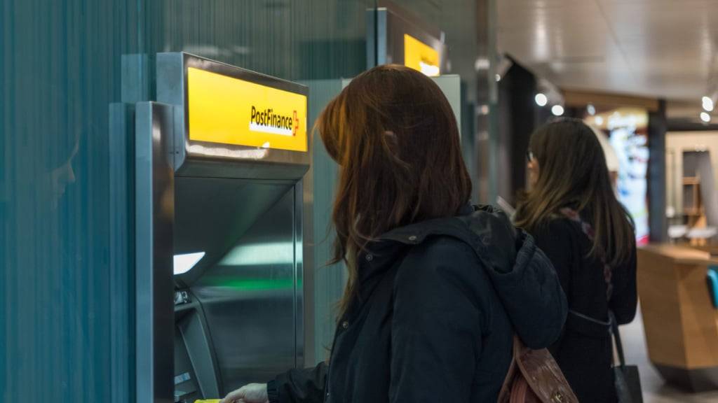 Wie sieht die Zukunft der Bargeldautomaten in der Schweiz aus? Darüber hat der Bund gemeinsam mit Vertretern der Schweizerischen Nationalbank (SNB) und der Wirtschaft diskutiert. (Archivbild)