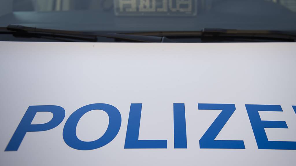 Freitagnacht wurde in der Stadt Basel eine auf dem Boden liegende Frau aufgefunden, die schwere Brandverletzungen aufwies. Die Polizei hat die Ermittlungen aufgenommen. (Symbolbild=