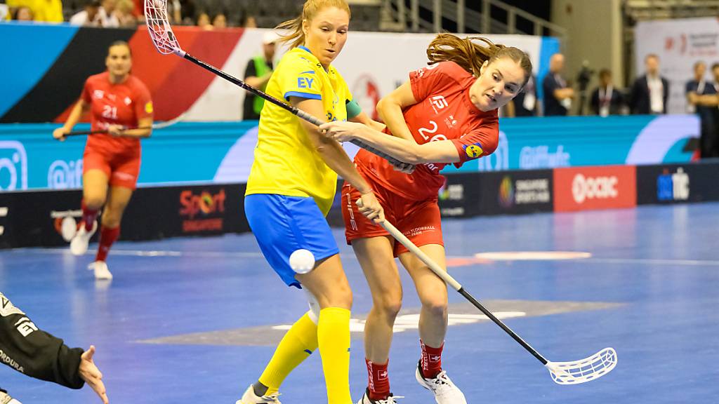 Nathalie Spichiger (rechts) im WM-Halbfinal im Kampf um den Ball gegen die Schwedin Ida Sundberg