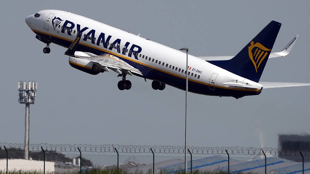 ARCHIV - Eine Ryanair-Maschine startet. Foto: Soeren Stache/dpa