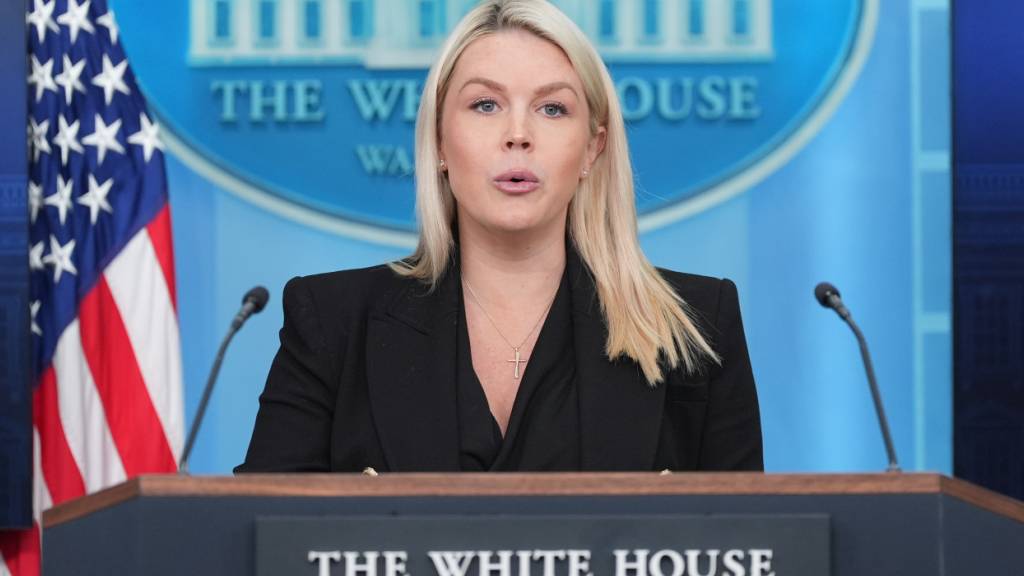 Die Pressesprecherin des Weißen Hauses, Karoline Leavitt, spricht mit Reportern im James Brady Press Briefing Room im Weißen Haus. Foto: Alex Brandon/AP/dpa