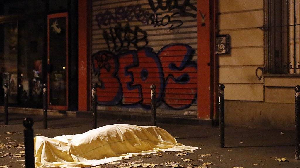 13. November 2015 vor dem Pariser Konzerthaus «Bataclan»: Ein Terroropfer liegt unter einer Decke.