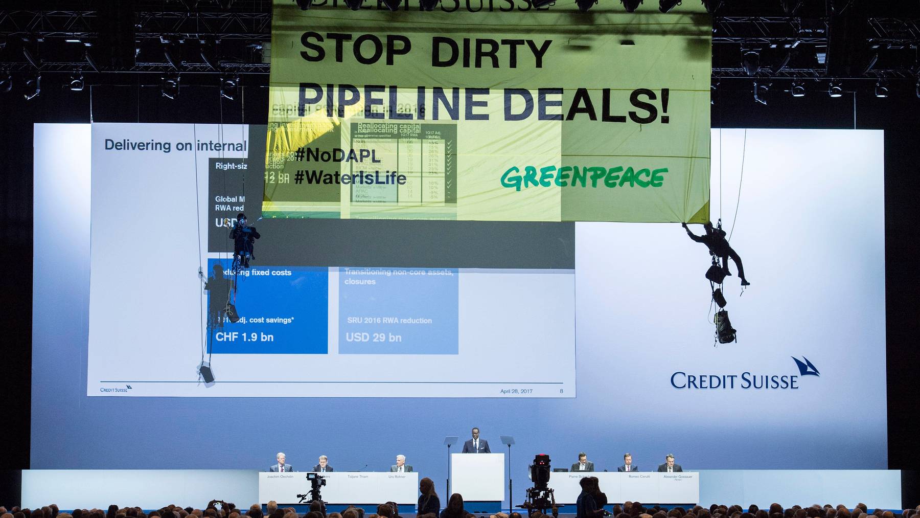 An der Generalversammlung der Credit Suisse im April 2017 hatten sich Aktivisten von Greenpeace mit einem Banner von der Decke abgeseilt.