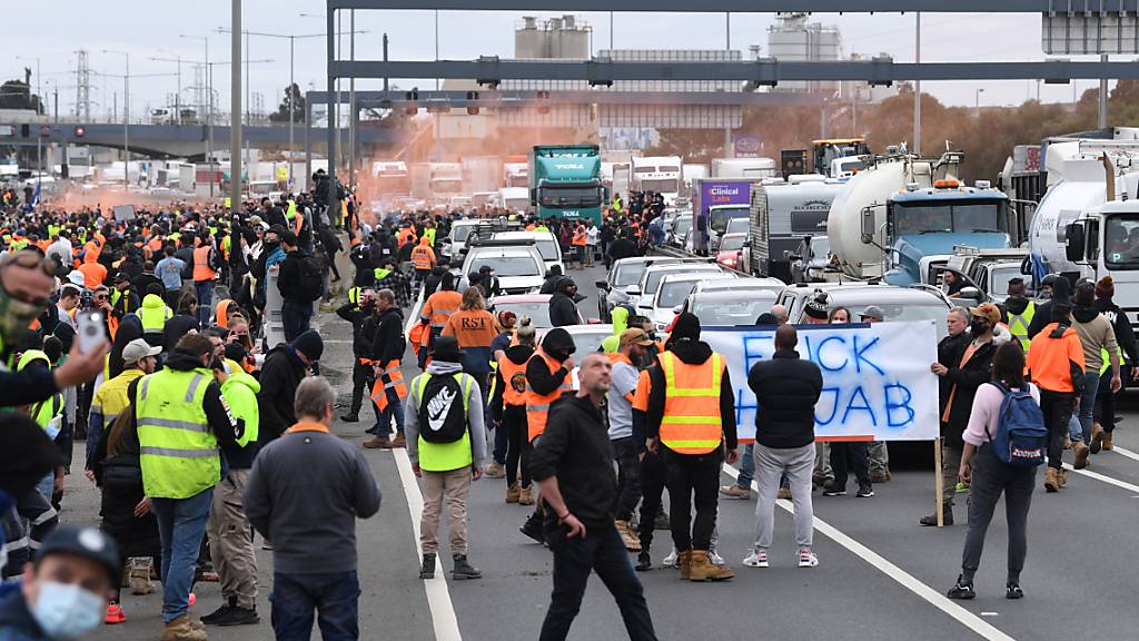 CMFEU construction workers and far right activists are seen protesting on the West Gate Freeway in Melbourne, Tuesday, September 21, 2021. (AAP Image/James Ross) NO ARCHIVING