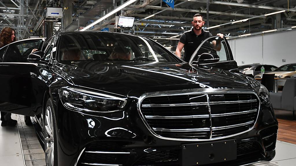 Der Autobauer Mercedes hat im zweiten Quartal deutlich mehr Autos verkauft. (Archivbild)